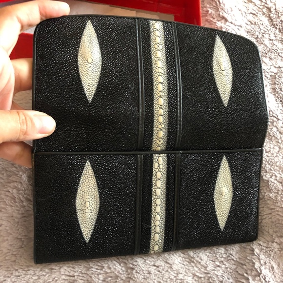 Genuine Leather Stingray Wallet - Picture 2 of 6